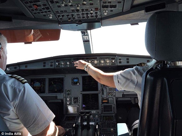 Фотография: Как управляет самолетом женщина-пилот №15 - BigPicture.ru