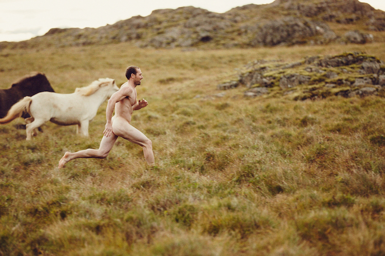 Фотография: Почему этот художник любит бегать с лошадьми по полям в чем мать родила №15 - BigPicture.ru