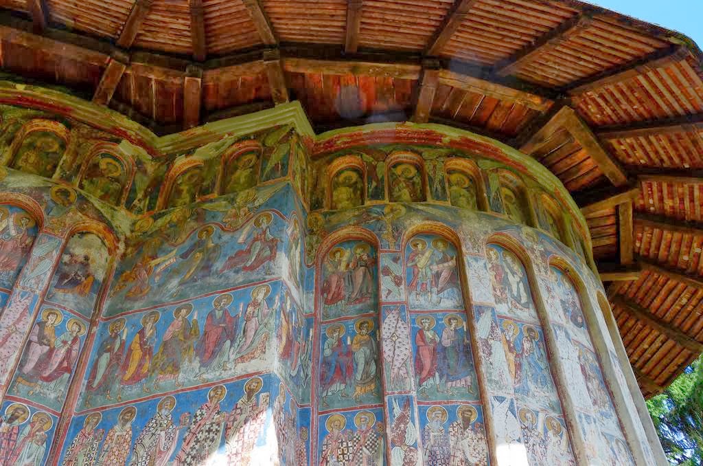 Фотография: Монастыри в Румынии, где удивительные фрески — не внутри, а снаружи №16 - BigPicture.ru