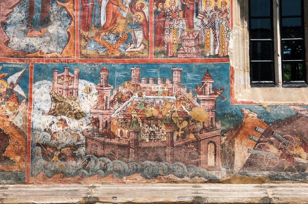 Фотография: Монастыри в Румынии, где удивительные фрески — не внутри, а снаружи №18 - BigPicture.ru