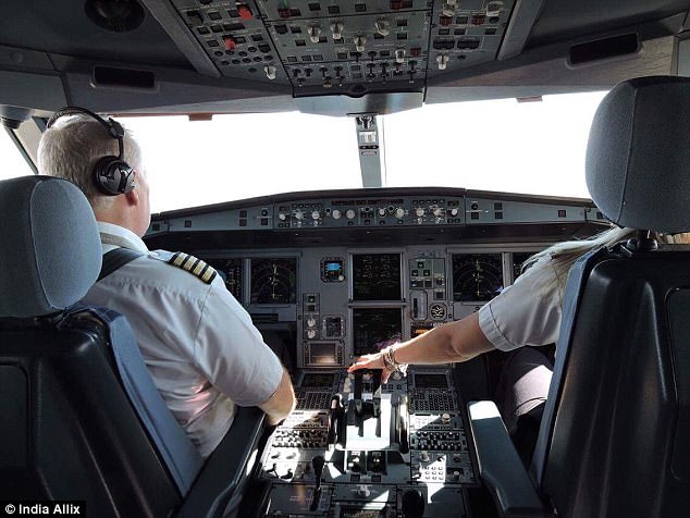 Фотография: Как управляет самолетом женщина-пилот №18 - BigPicture.ru