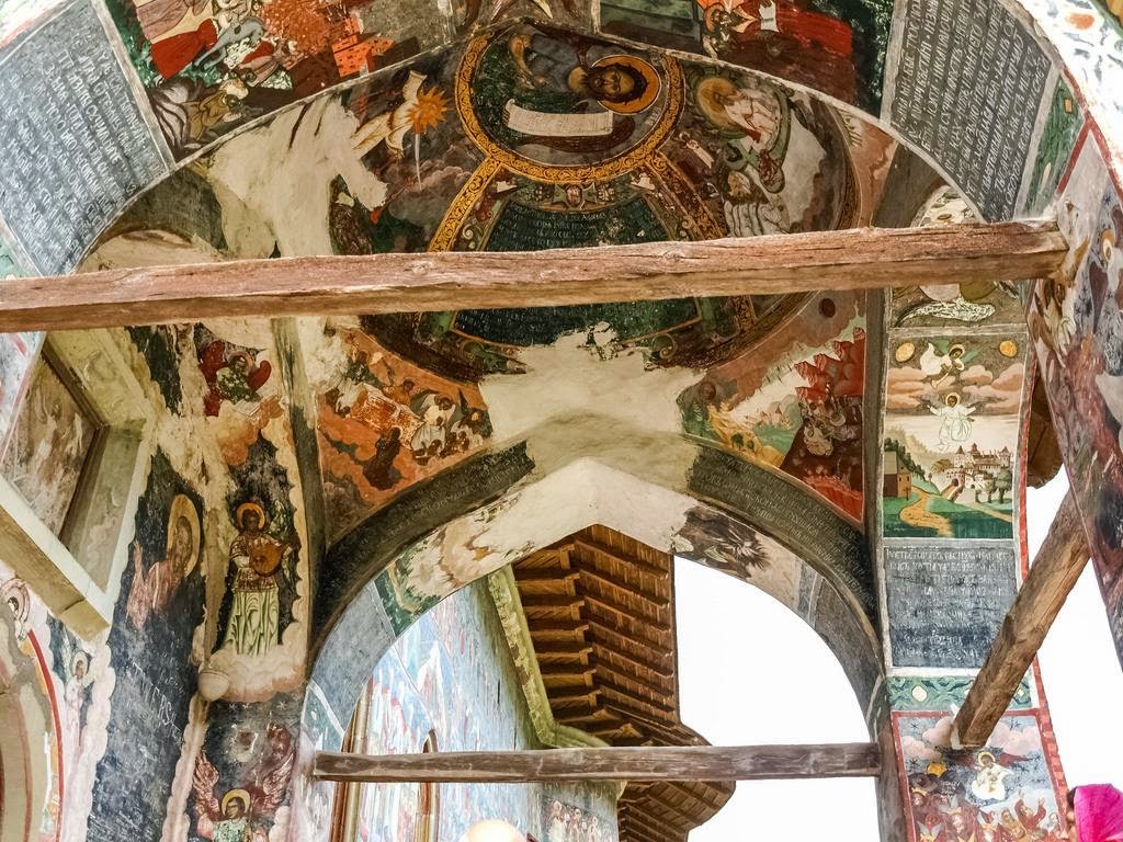 Фотография: Монастыри в Румынии, где удивительные фрески — не внутри, а снаружи №19 - BigPicture.ru