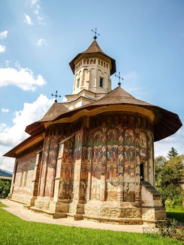 Фотография: Монастыри в Румынии, где удивительные фрески — не внутри, а снаружи №2 - BigPicture.ru