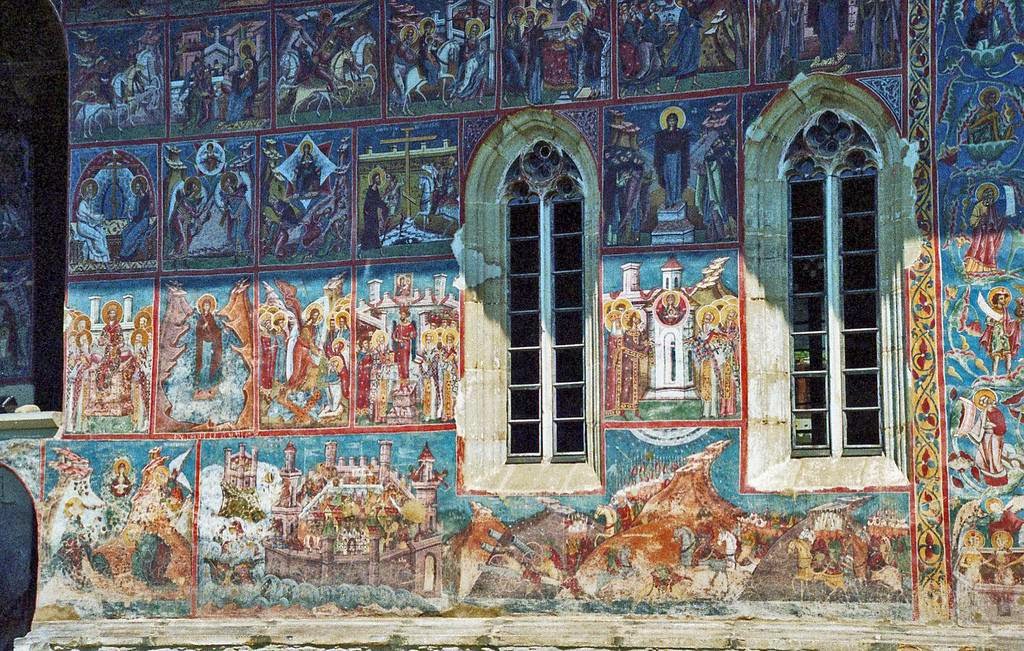 Фотография: Монастыри в Румынии, где удивительные фрески — не внутри, а снаружи №20 - BigPicture.ru