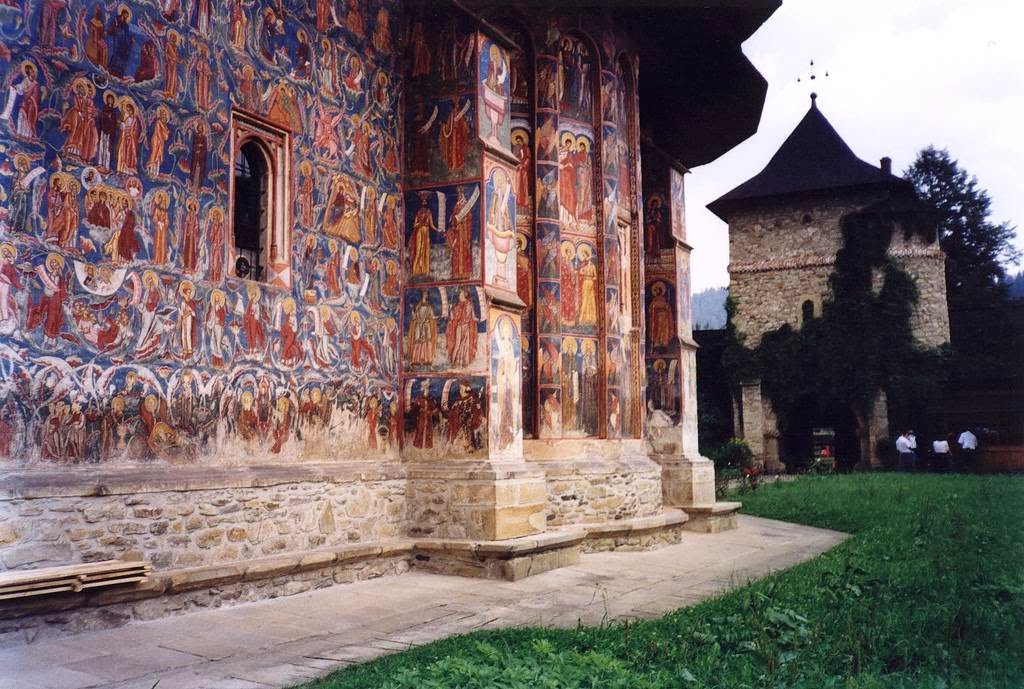 Фотография: Монастыри в Румынии, где удивительные фрески — не внутри, а снаружи №21 - BigPicture.ru