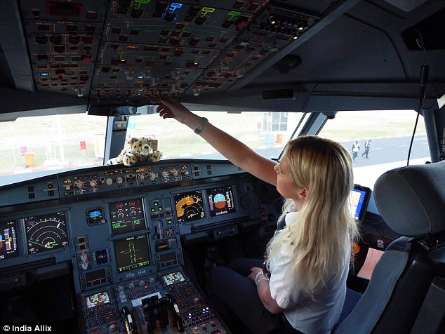 Фотография: Как управляет самолетом женщина-пилот №22 - BigPicture.ru
