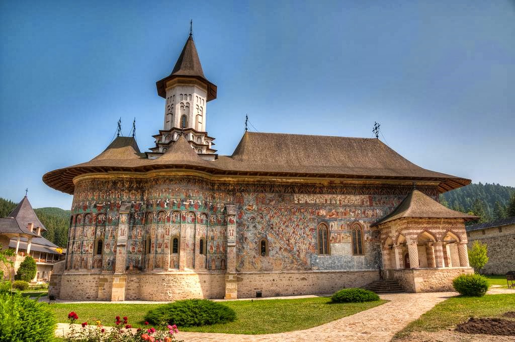 Фотография: Монастыри в Румынии, где удивительные фрески — не внутри, а снаружи №23 - BigPicture.ru