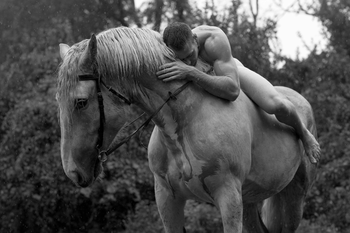 Фотография: Почему этот художник любит бегать с лошадьми по полям в чем мать родила №3 - BigPicture.ru