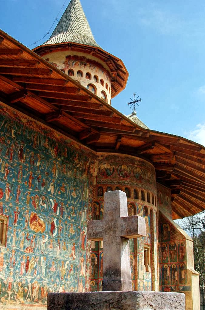 Фотография: Монастыри в Румынии, где удивительные фрески — не внутри, а снаружи №3 - BigPicture.ru