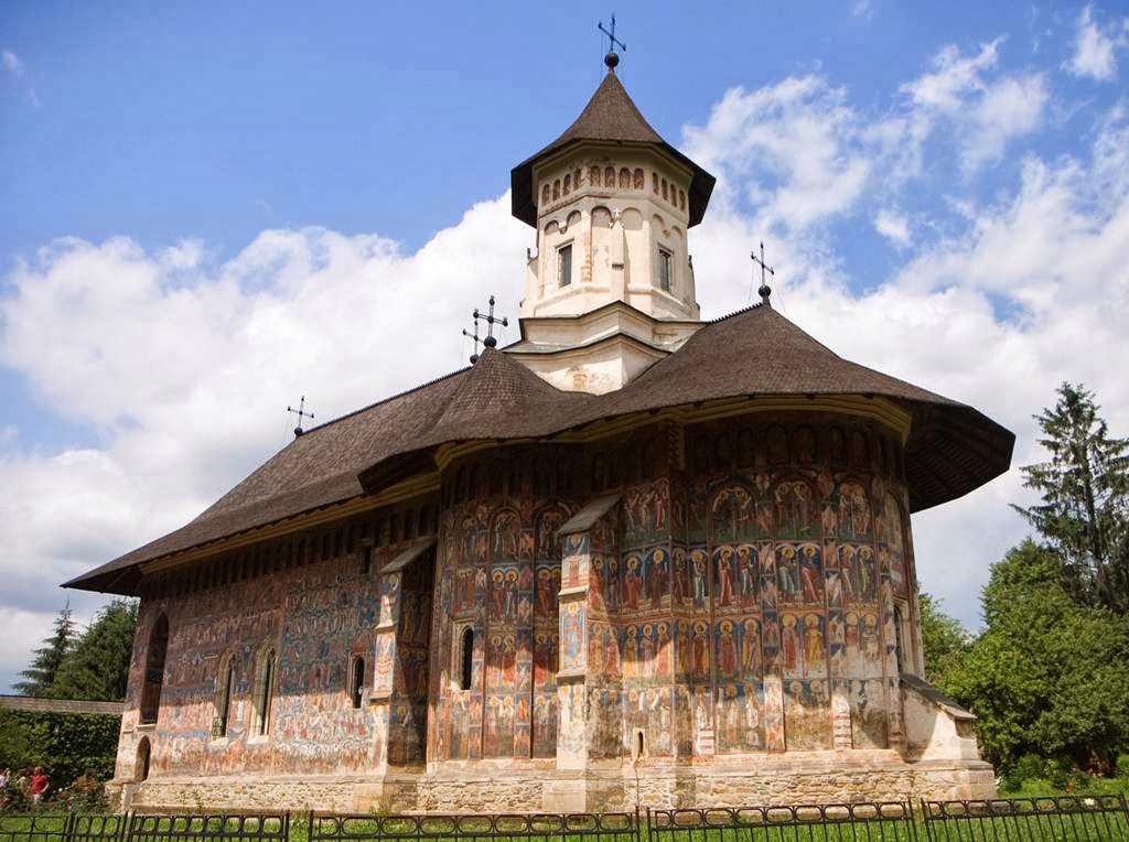 Фотография: Монастыри в Румынии, где удивительные фрески — не внутри, а снаружи №25 - BigPicture.ru