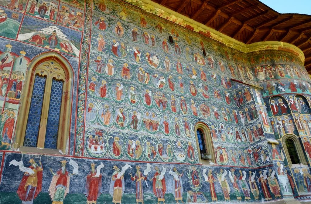 Фотография: Монастыри в Румынии, где удивительные фрески — не внутри, а снаружи №28 - BigPicture.ru
