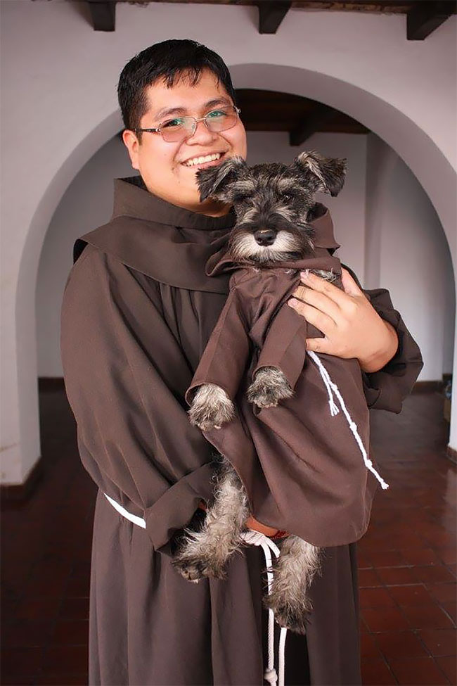 Фотография: Бродячий пес стал настоящим католическим монахом №3 - BigPicture.ru