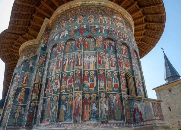 Монастыри в Румынии, где удивительные фрески — не внутри, а снаружи
