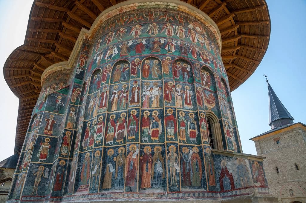 Фотография: Монастыри в Румынии, где удивительные фрески — не внутри, а снаружи №1 - BigPicture.ru