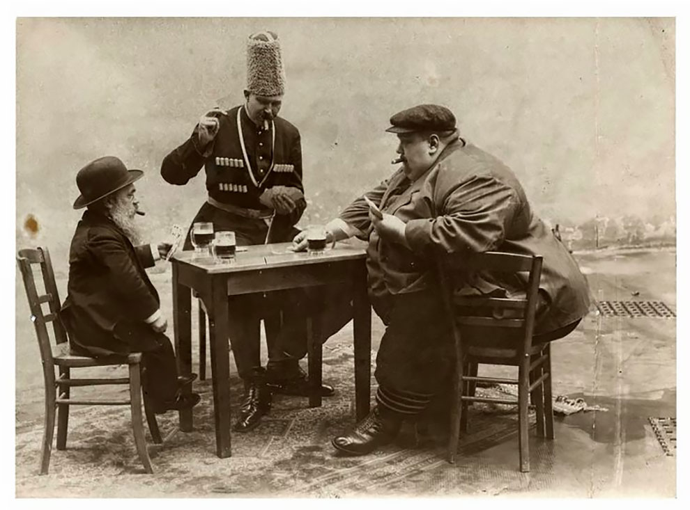 Самый маленький, самый высокий и самый толстый человек в Европе играют в карты, 1913 год.