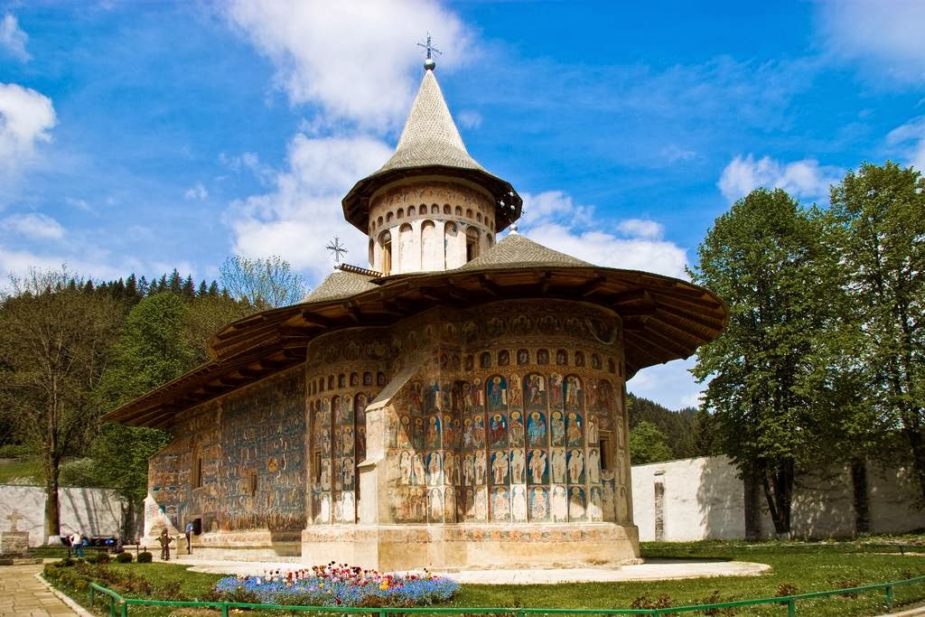 Фотография: Монастыри в Румынии, где удивительные фрески — не внутри, а снаружи №5 - BigPicture.ru