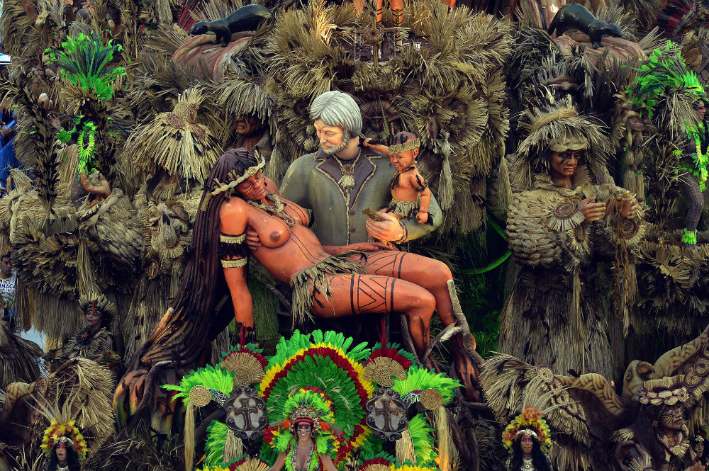 Фотография: Бразильский карнавал — 2017: яркие моменты и откровенные костюмы №22 - BigPicture.ru