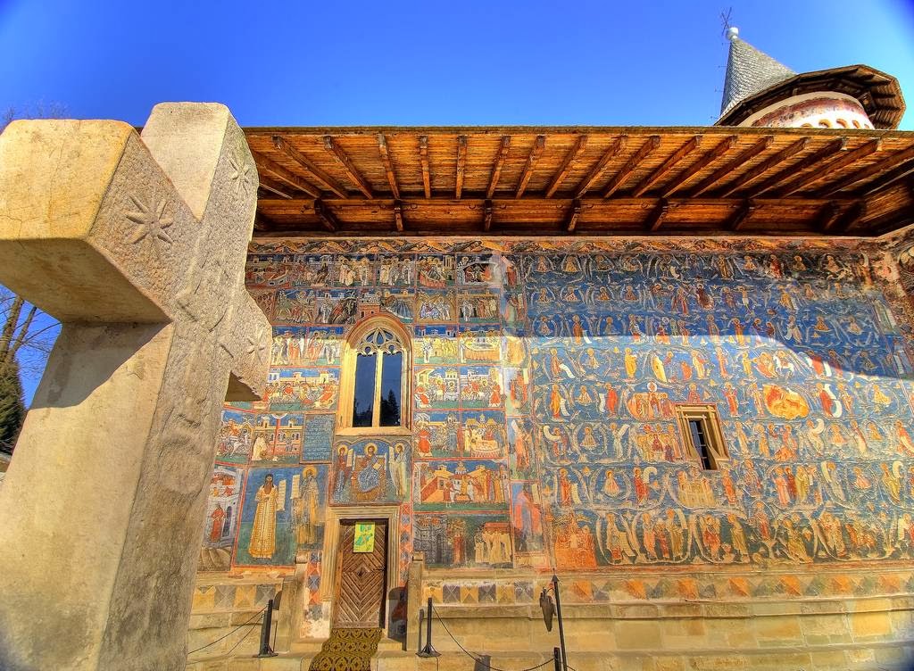 Фотография: Монастыри в Румынии, где удивительные фрески — не внутри, а снаружи №6 - BigPicture.ru