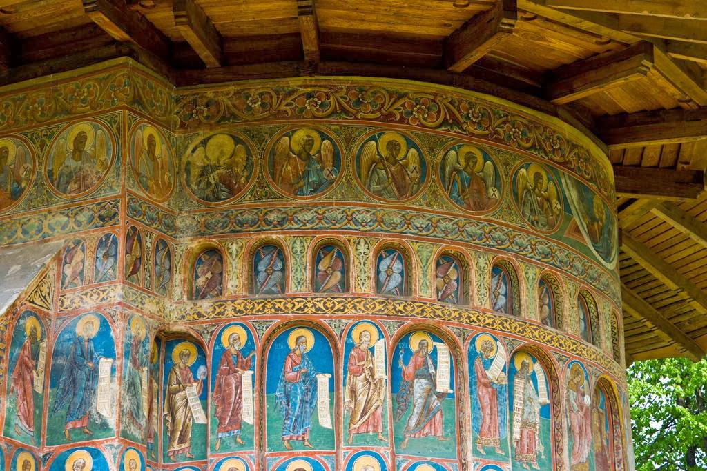 Фотография: Монастыри в Румынии, где удивительные фрески — не внутри, а снаружи №7 - BigPicture.ru