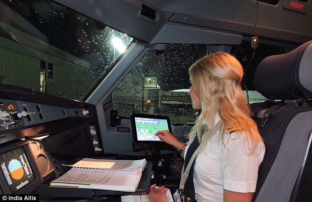 Фотография: Как управляет самолетом женщина-пилот №8 - BigPicture.ru