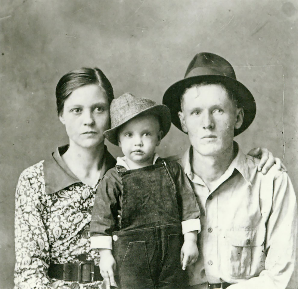 Фотография Элвиса Пресли с родителями — Глэдис и Верноном, 1938 год.