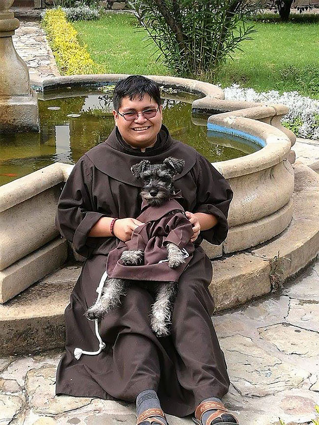 Фотография: Бродячий пес стал настоящим католическим монахом №9 - BigPicture.ru