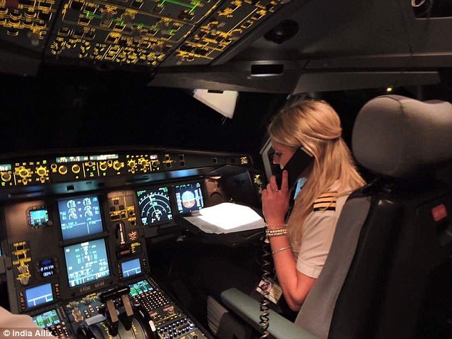 Фотография: Как управляет самолетом женщина-пилот №10 - BigPicture.ru