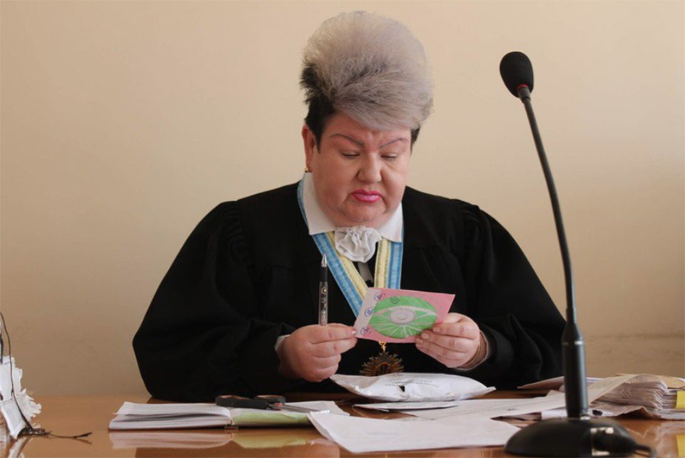 Фотография: Судья из Украины взорвала интернет своим макияжем, но на этом история не заканчивается №8 - BigPicture.ru