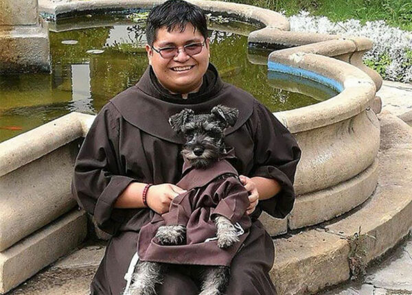 Бродячий пес стал настоящим католическим монахом