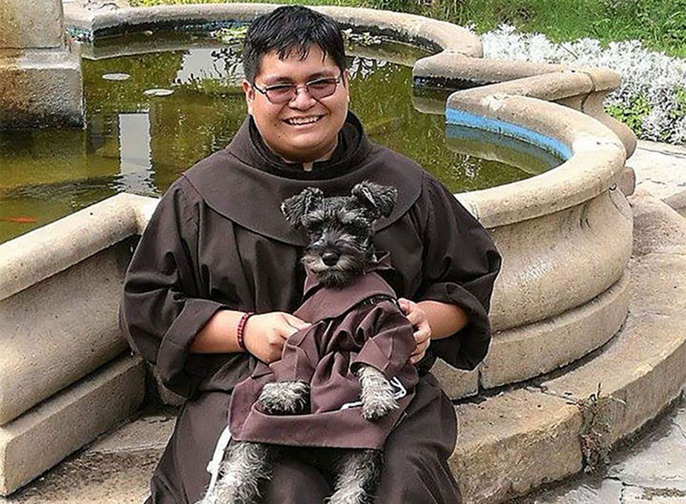 Фотография: Бродячий пес стал настоящим католическим монахом №1 - BigPicture.ru