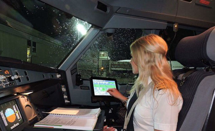 Фотография: Как управляет самолетом женщина-пилот №1 - BigPicture.ru