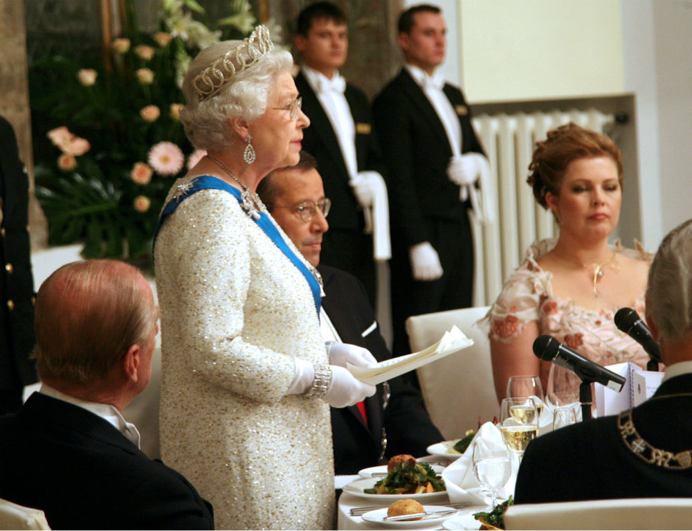 Фотография: 13 правил британской короны, которые не может нарушить даже королева №14 - BigPicture.ru