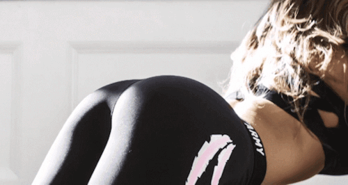 10 гипнотизирующих видео девушек, делающих упражнения на лучшую часть их тела