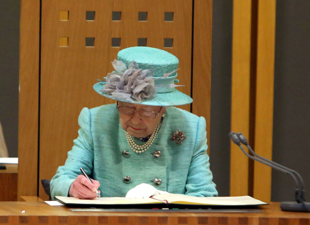 Фотография: 13 правил британской короны, которые не может нарушить даже королева №4 - BigPicture.ru