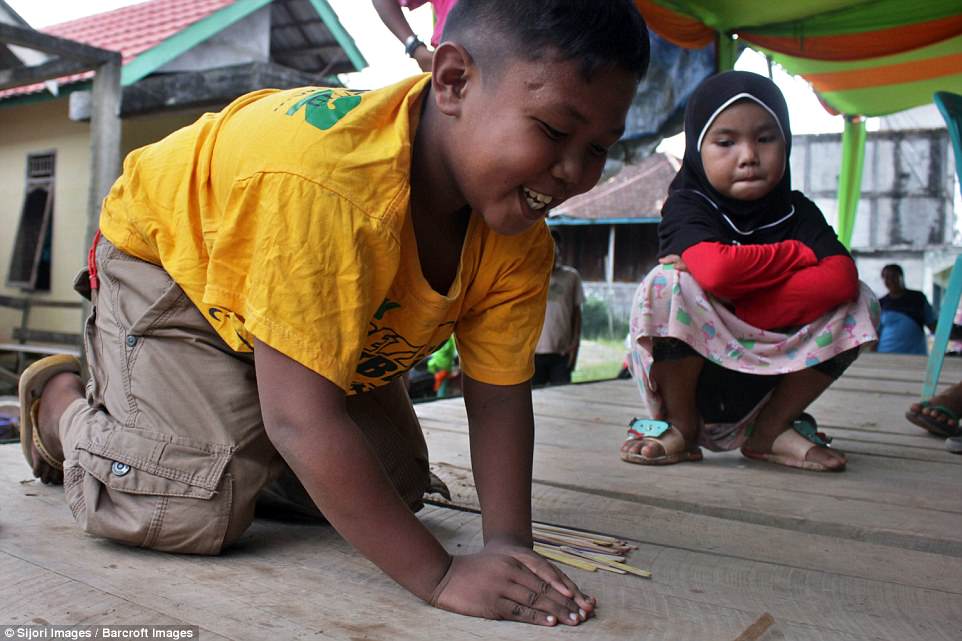 Фотография: Двухлетний малыш из Индонезии бросил курить №12 - BigPicture.ru