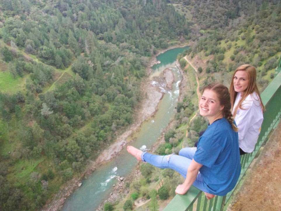 Фотография: Из-за селфи женщина упала с самого высокого в Калифорнии моста — но любителей риска это не останавливает №11 - BigPicture.ru