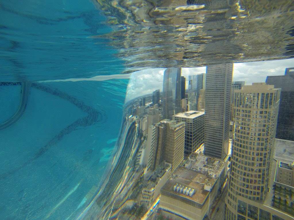 Фотография: Шаг в пустоту: бассейн с прозрачным дном на высоте 150 метров №7 - BigPicture.ru