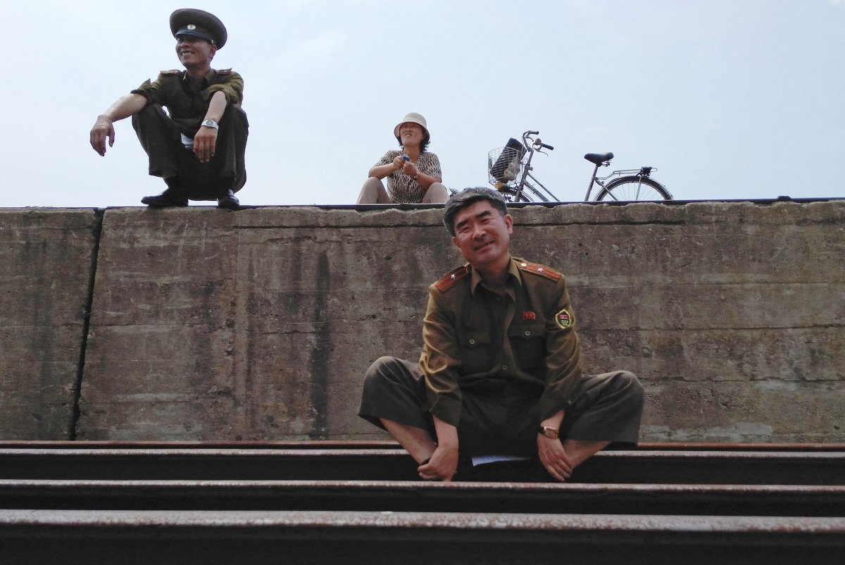Фотография: Фотограф снял на телефон удручающие кадры из жизни простых людей в Северной Корее №2 - BigPicture.ru