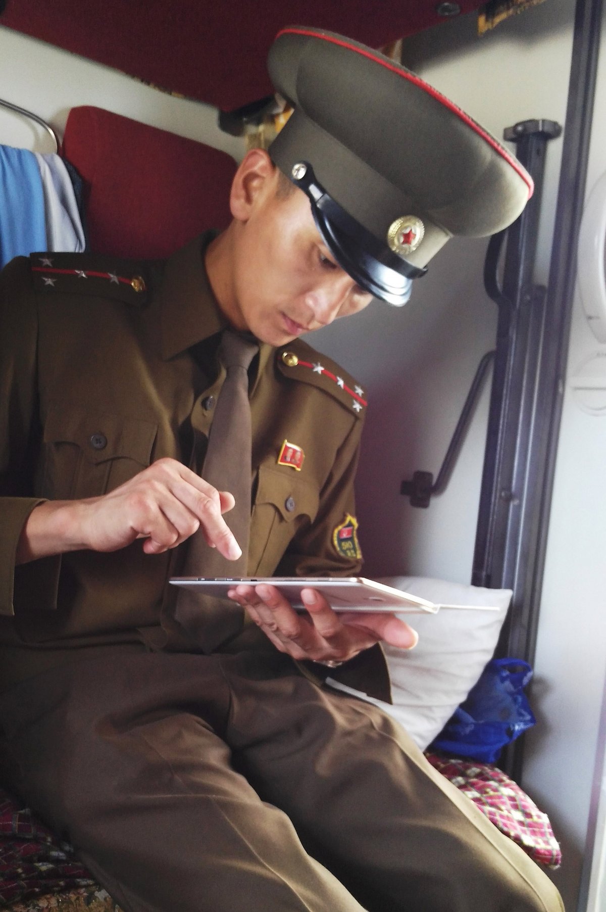Фотография: Фотограф снял на телефон удручающие кадры из жизни простых людей в Северной Корее №12 - BigPicture.ru