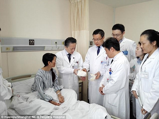 Фотография: Китаянке с деформированным лицом врачи выращивают новое лицо на груди №2 - BigPicture.ru