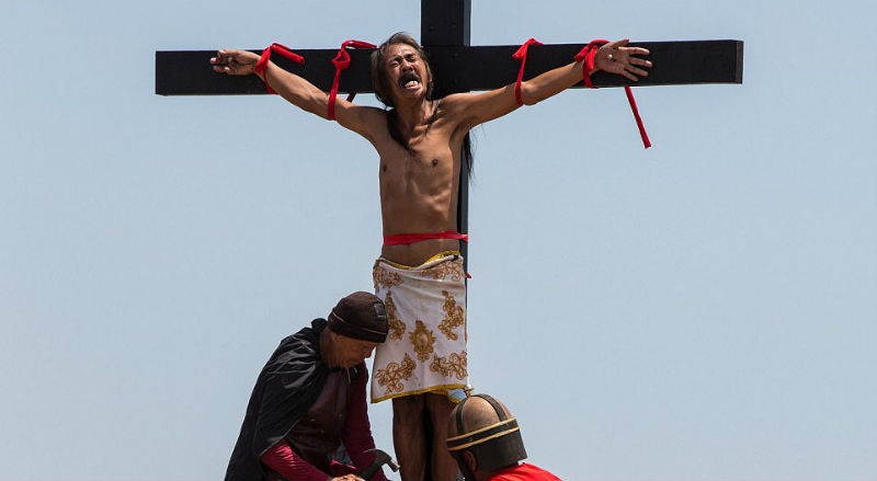 Фотография: Пригвоздить себя к кресту и другие способы встретить Пасху у христиан мира №1 - BigPicture.ru