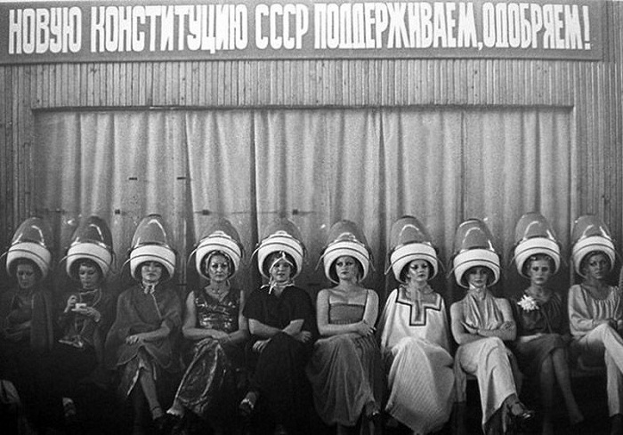 Фотография: Начесы, бабетты и модельные стрижки: что происходило в салонах красоты в СССР №2 - BigPicture.ru