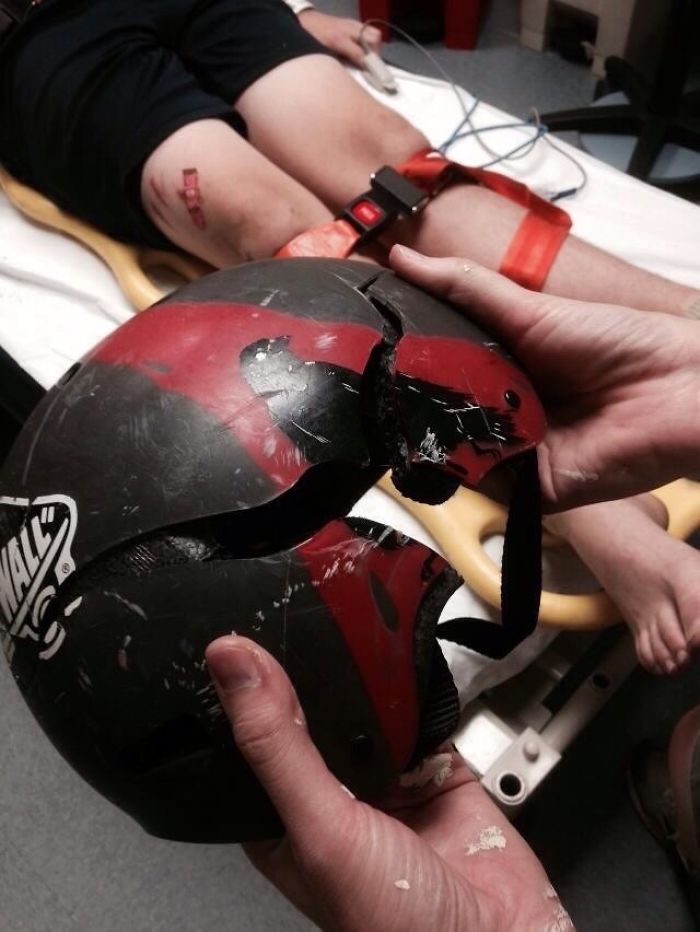 Фотография: Берегите голову: пострадавшие в авариях поделились фотографиями шлемов, спасших им жизнь №12 - BigPicture.ru