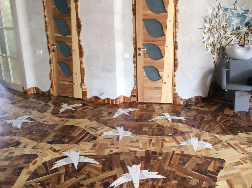 Фотография: Российский дизайнер собирает деревянный пол своими руками из обычных досок №13 - BigPicture.ru