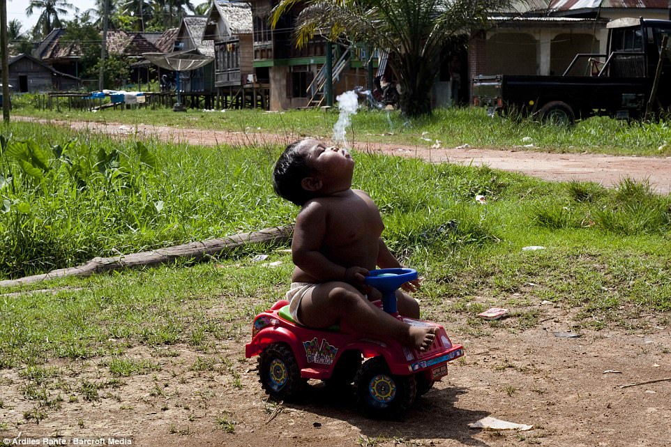 Фотография: Двухлетний малыш из Индонезии бросил курить №3 - BigPicture.ru