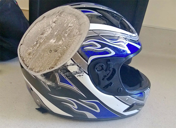 Фотография: Берегите голову: пострадавшие в авариях поделились фотографиями шлемов, спасших им жизнь №3 - BigPicture.ru
