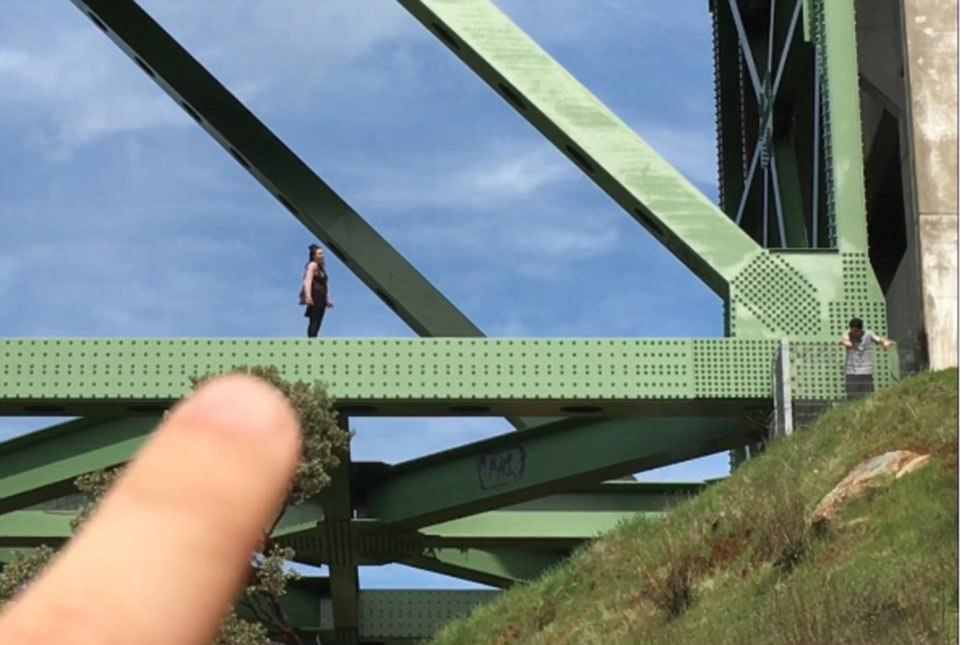 Фотография: Из-за селфи женщина упала с самого высокого в Калифорнии моста — но любителей риска это не останавливает №12 - BigPicture.ru