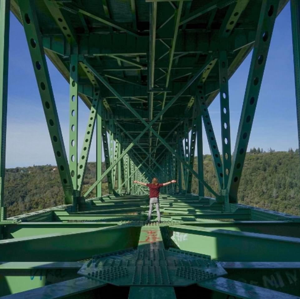 Фотография: Из-за селфи женщина упала с самого высокого в Калифорнии моста — но любителей риска это не останавливает №13 - BigPicture.ru