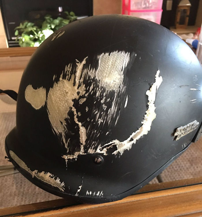Фотография: Берегите голову: пострадавшие в авариях поделились фотографиями шлемов, спасших им жизнь №15 - BigPicture.ru