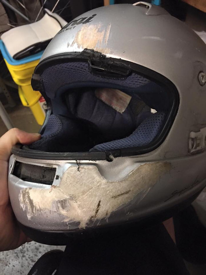 Фотография: Берегите голову: пострадавшие в авариях поделились фотографиями шлемов, спасших им жизнь №16 - BigPicture.ru